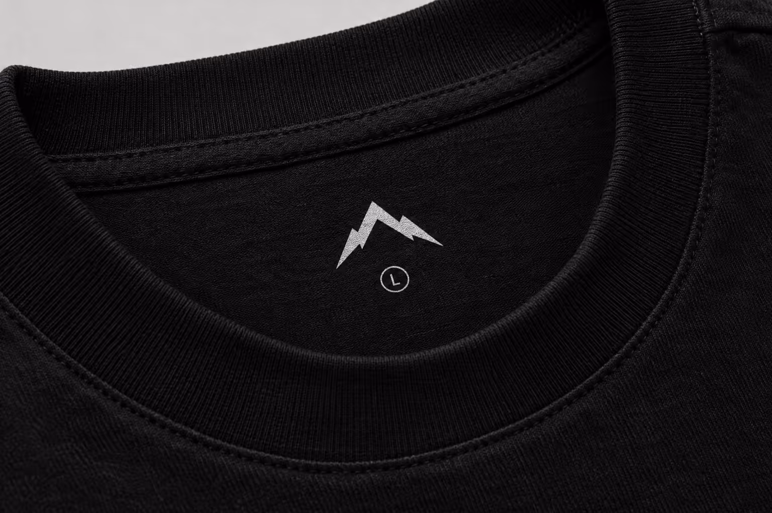 Innenseite eines schwarzen Shirts mit gedrucktem Logo im Nacken